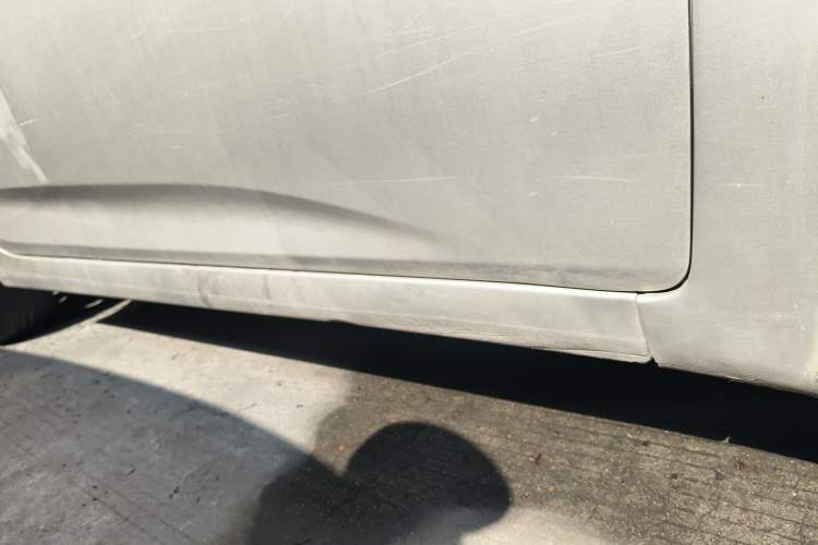 Used Hyundai Verna (older generation) 2010 Sedan 1.4L Manual Comfort GS Right Side Sill