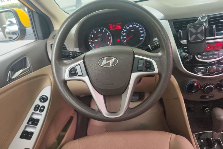 Used Hyundai Verna (older generation) 2010 Sedan 1.4L Automatic Luxury GLS Trim Steering Wheel