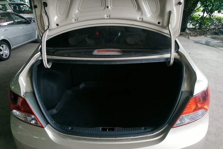Used Hyundai Verna (older generation) 2010 Sedan 1.4L Manual Comfort GS Trunk