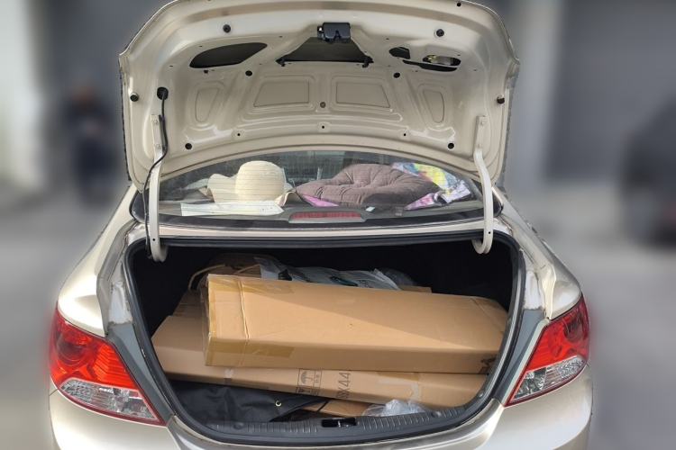 Used Hyundai Verna (older generation) 2010 Sedan 1.4L Manual Comfort GS Trunk