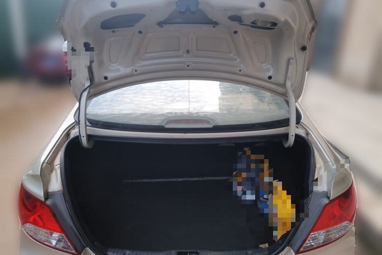 Used Hyundai Verna (older generation) 2010 Sedan 1.4L Manual Comfort GS Trunk