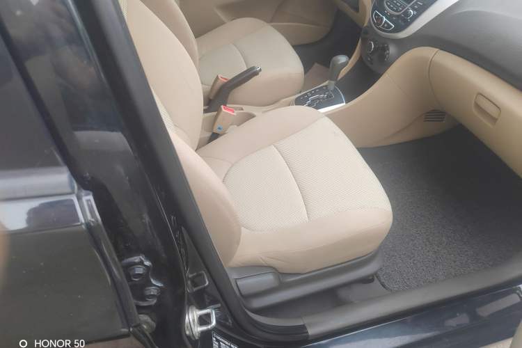 Used Hyundai Verna (older generation) 2011 Hatchback 1.4L Automatic Comfort Model GS Interior 10