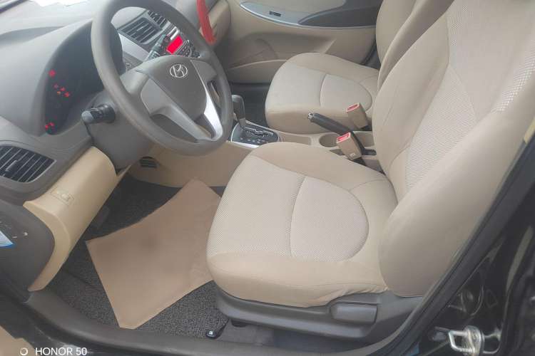 Used Hyundai Verna (older generation) 2011 Hatchback 1.4L Automatic Comfort Model GS Interior 5