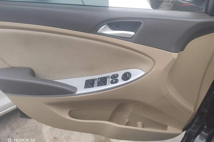 Used Hyundai Verna (older generation) 2011 Hatchback 1.4L Automatic Comfort Model GS Interior 9