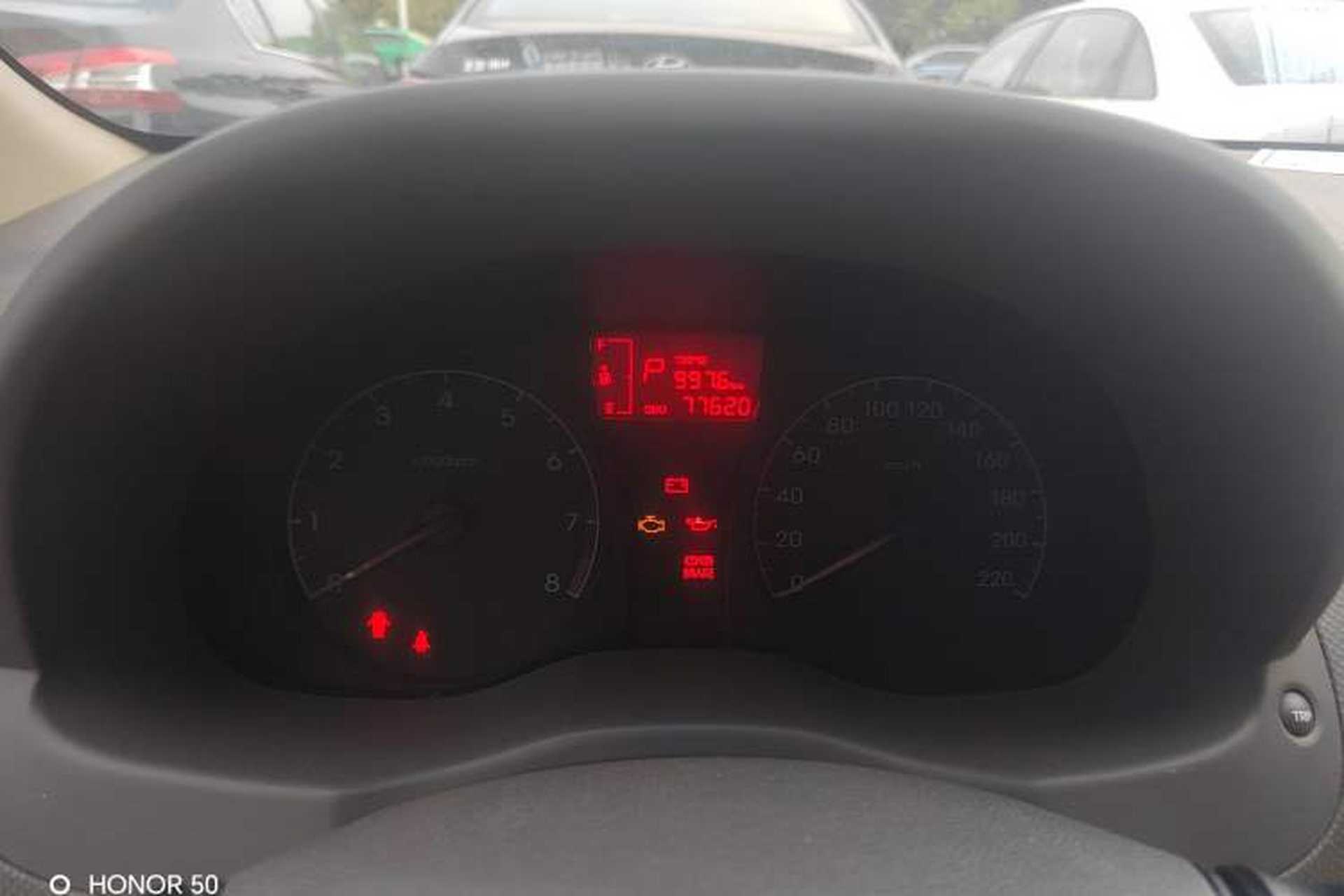 Used Hyundai Verna (older generation) 2011 Hatchback 1.4L Automatic Comfort Model GS Odometer Close Up