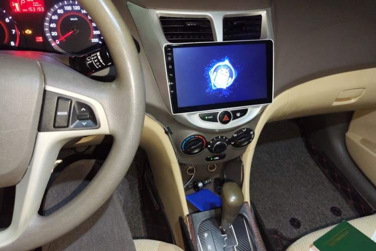Used Hyundai Verna (older generation) 2011 Hatchback 1.4L Automatic Fashion GT Audio And AC Panel