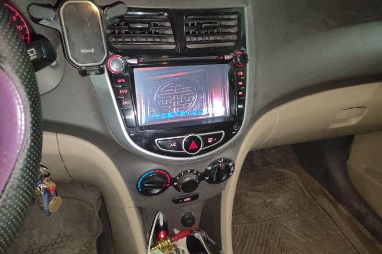 Used Hyundai Verna (older generation) 2011 Hatchback 1.4L Automatic Comfort Model GS Audio And AC Panel