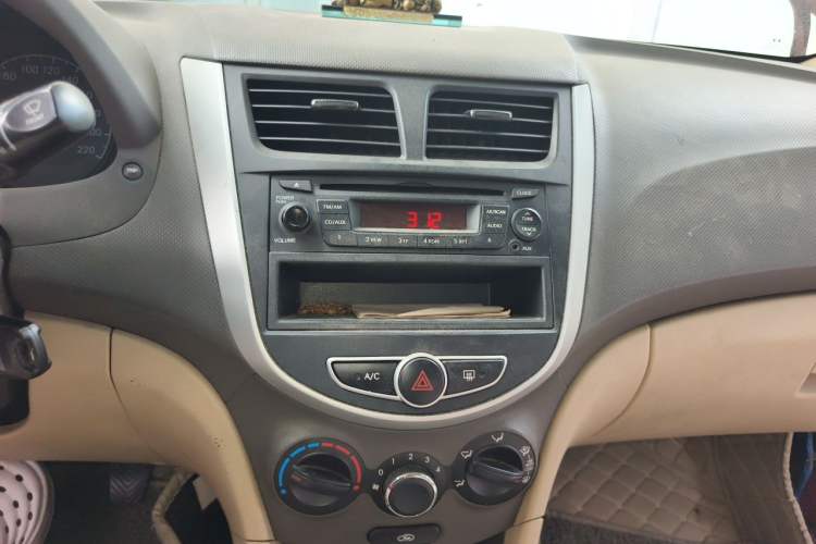 Used Hyundai Verna (older generation) 2011 Hatchback 1.4L Manual Comfort Model GS Audio And AC Panel