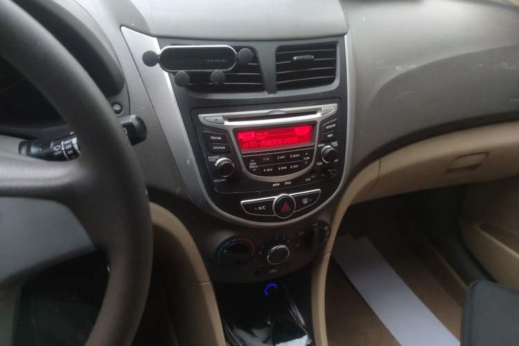 Used Hyundai Verna (older generation) 2011 Hatchback 1.4L Manual Comfort Model GS Audio And AC Panel