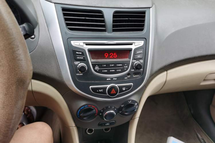Used Hyundai Verna (older generation) 2011 Hatchback 1.4L Manual Standard GL Model Audio And AC Panel