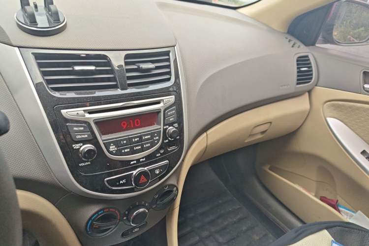 Used Hyundai Verna (older generation) 2011 Hatchback 1.4L Automatic Luxury GLS Model Audio And AC Panel