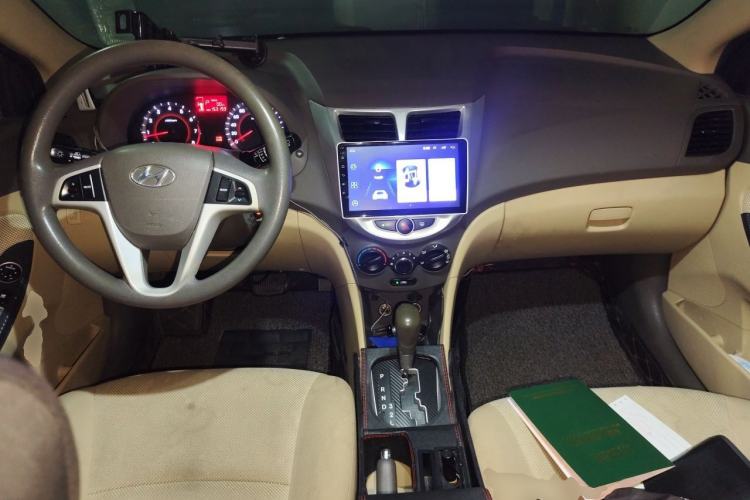Used Hyundai Verna (older generation) 2011 Hatchback 1.4L Automatic Fashion GT Center Console