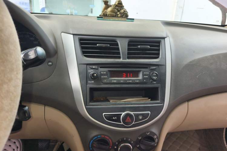 Used Hyundai Verna (older generation) 2011 Hatchback 1.4L Manual Comfort Model GS Center Console