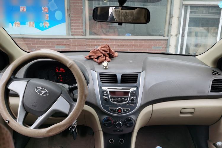 Used Hyundai Verna (older generation) 2011 Hatchback 1.4L Manual Standard GL Model Center Console