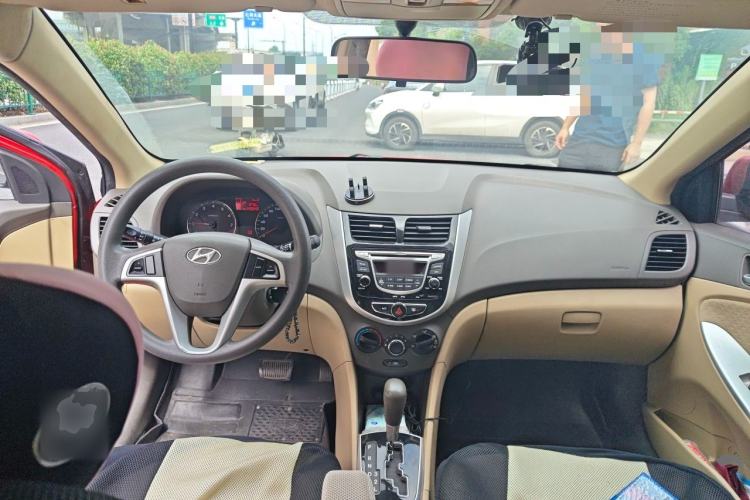 Used Hyundai Verna (older generation) 2011 Hatchback 1.4L Automatic Luxury GLS Model Center Console