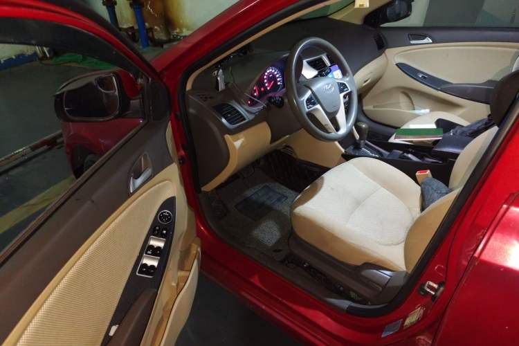 Used Hyundai Verna (older generation) 2011 Hatchback 1.4L Automatic Fashion GT Driver Seat