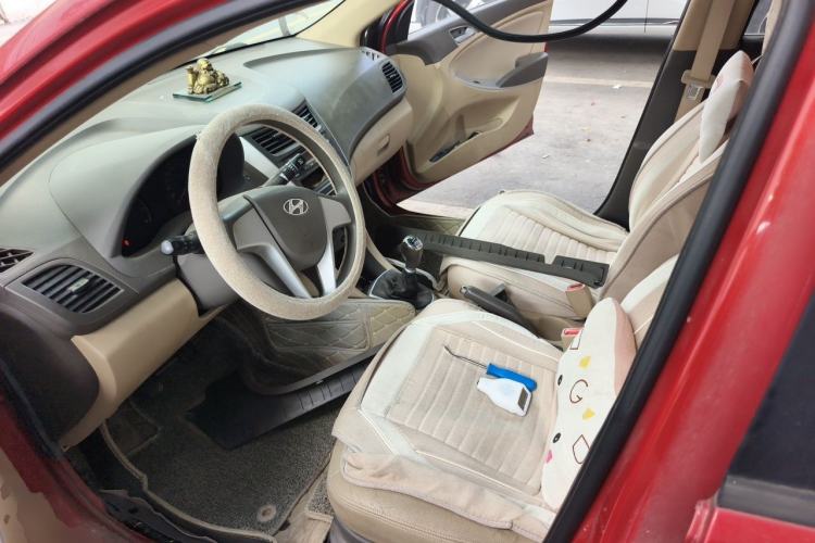 Used Hyundai Verna (older generation) 2011 Hatchback 1.4L Manual Comfort Model GS Driver Seat