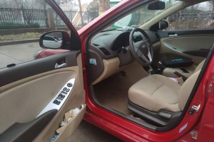 Used Hyundai Verna (older generation) 2011 Hatchback 1.4L Manual Comfort Model GS Driver Seat