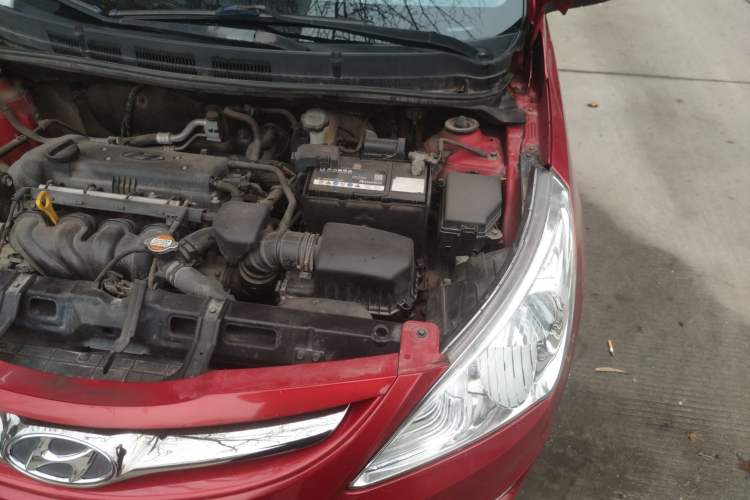 Used Hyundai Verna (older generation) 2011 Hatchback 1.4L Manual Comfort Model GS Engine Bay Left
