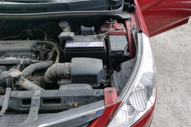 Used Hyundai Verna (older generation) 2011 Hatchback 1.4L Manual Standard GL Model Engine Bay Left