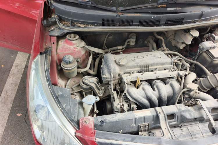 Used Hyundai Verna (older generation) 2011 Hatchback 1.4L Manual Comfort Model GS Engine Bay Right