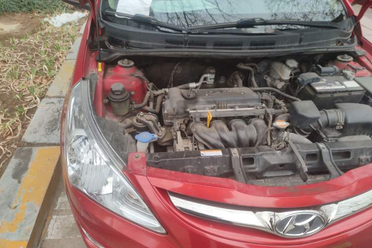 Used Hyundai Verna (older generation) 2011 Hatchback 1.4L Manual Comfort Model GS Engine Bay Right
