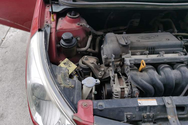 Used Hyundai Verna (older generation) 2011 Hatchback 1.4L Manual Standard GL Model Engine Bay Right