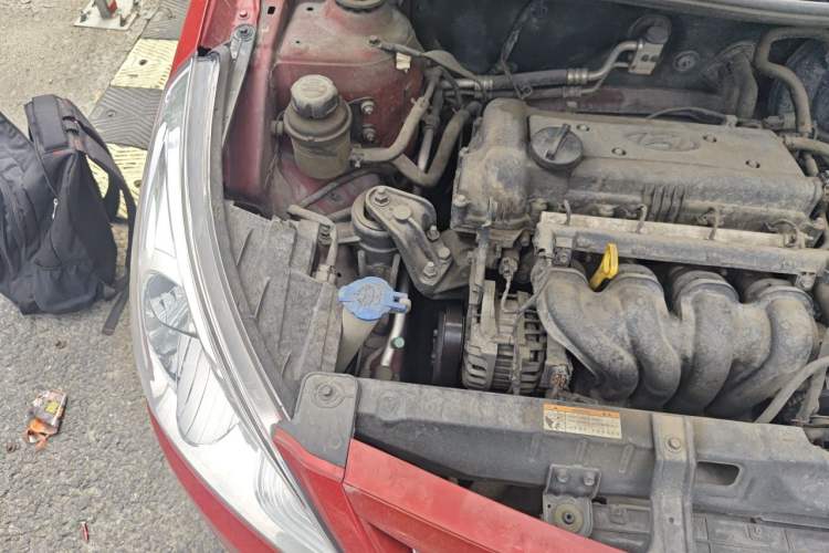 Used Hyundai Verna (older generation) 2011 Hatchback 1.4L Automatic Luxury GLS Model Engine Bay Right