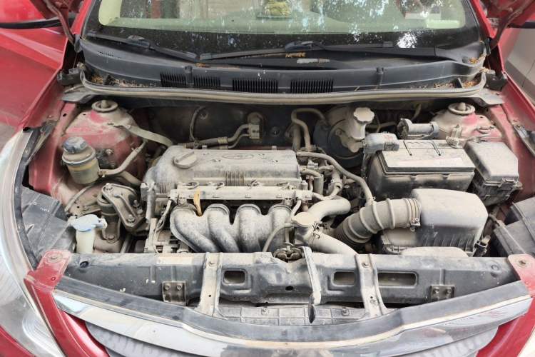 Used Hyundai Verna (older generation) 2011 Hatchback 1.4L Manual Comfort Model GS Engine Bay