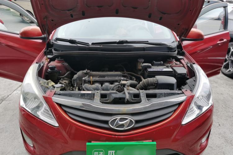 Used Hyundai Verna (older generation) 2011 Hatchback 1.4L Manual Standard GL Model Engine Bay