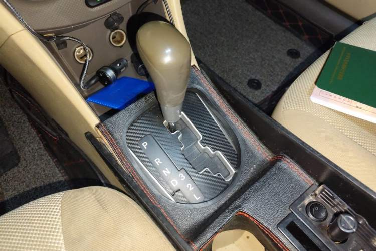 Used Hyundai Verna (older generation) 2011 Hatchback 1.4L Automatic Fashion GT Gear Lever