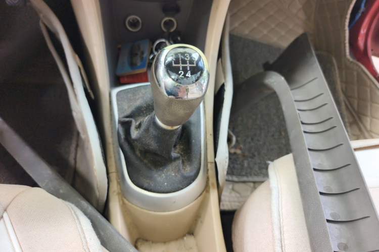 Used Hyundai Verna (older generation) 2011 Hatchback 1.4L Manual Comfort Model GS Gear Lever