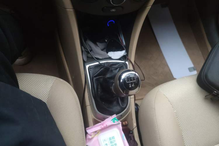 Used Hyundai Verna (older generation) 2011 Hatchback 1.4L Manual Comfort Model GS Gear Lever