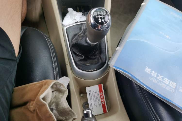 Used Hyundai Verna (older generation) 2011 Hatchback 1.4L Manual Standard GL Model Gear Lever