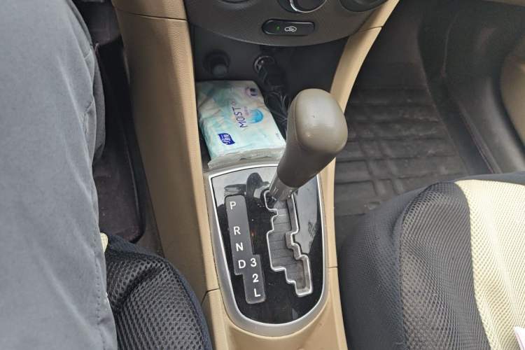Used Hyundai Verna (older generation) 2011 Hatchback 1.4L Automatic Luxury GLS Model Gear Lever