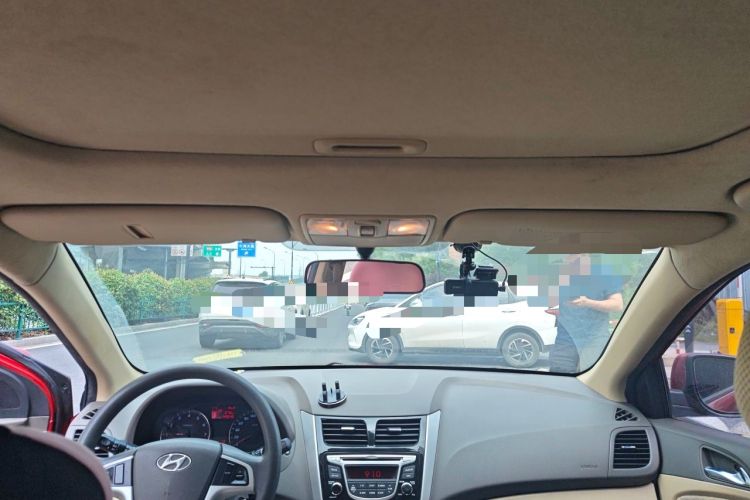 Used Hyundai Verna (older generation) 2011 Hatchback 1.4L Automatic Luxury GLS Model Headliner
