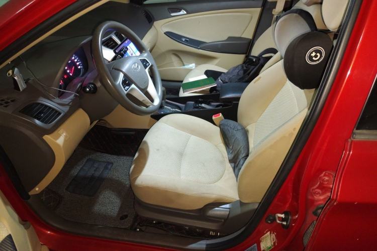 Used Hyundai Verna (older generation) 2011 Hatchback 1.4L Automatic Fashion GT Left Front Seat