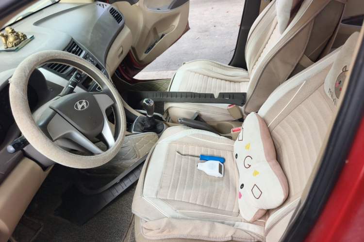 Used Hyundai Verna (older generation) 2011 Hatchback 1.4L Manual Comfort Model GS Left Front Seat