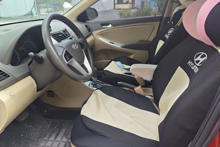 Used Hyundai Verna (older generation) 2011 Hatchback 1.4L Automatic Luxury GLS Model Left Front Seat
