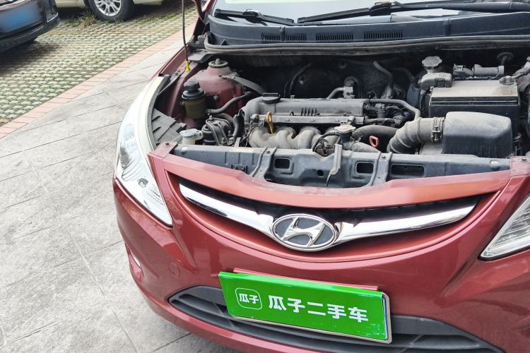 Used Hyundai Verna (older generation) 2011 Hatchback 1.4L Automatic Luxury GLS Model Right Front Headlight