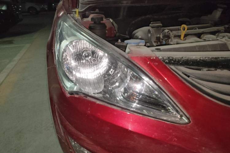 Used Hyundai Verna (older generation) 2011 Hatchback 1.4L Automatic Comfort Model GS Right Front Headlight