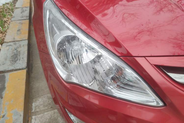 Used Hyundai Verna (older generation) 2011 Hatchback 1.4L Manual Comfort Model GS Right Front Headlight