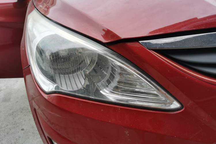 Used Hyundai Verna (older generation) 2011 Hatchback 1.4L Manual Standard GL Model Right Front Headlight