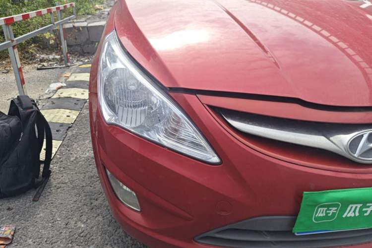 Used Hyundai Verna (older generation) 2011 Hatchback 1.4L Automatic Luxury GLS Model Right Front Headlight