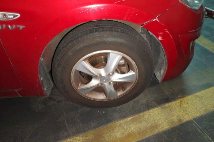 Used Hyundai Verna (older generation) 2011 Hatchback 1.4L Automatic Fashion GT Right Front Wheel Hub