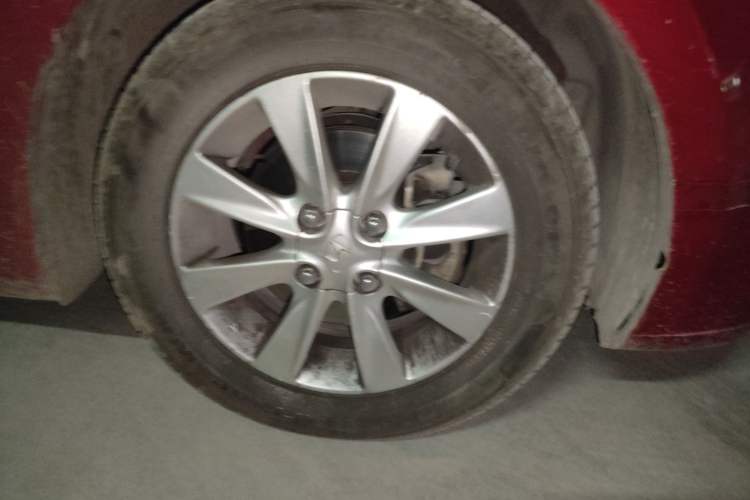Used Hyundai Verna (older generation) 2011 Hatchback 1.4L Automatic Comfort Model GS Right Front Wheel Hub