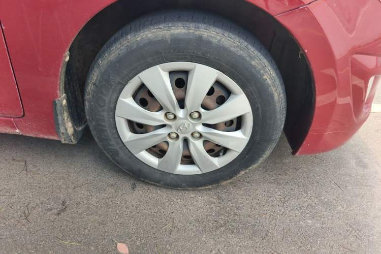 Used Hyundai Verna (older generation) 2011 Hatchback 1.4L Manual Comfort Model GS Right Front Wheel Hub