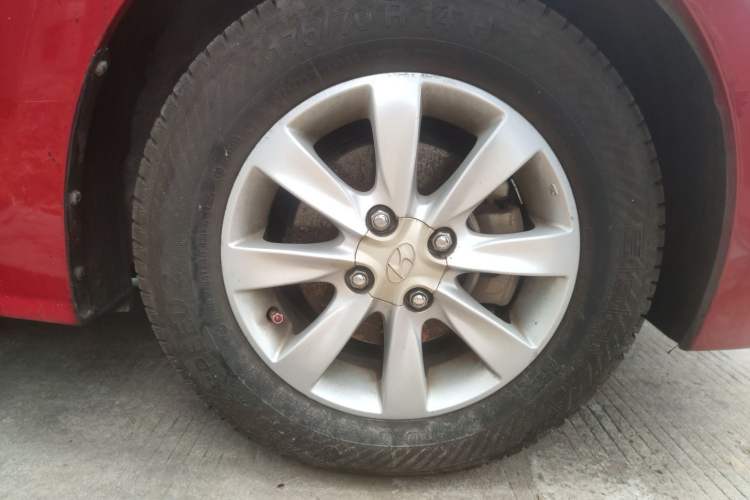 Used Hyundai Verna (older generation) 2011 Hatchback 1.4L Manual Comfort Model GS Right Front Wheel Hub