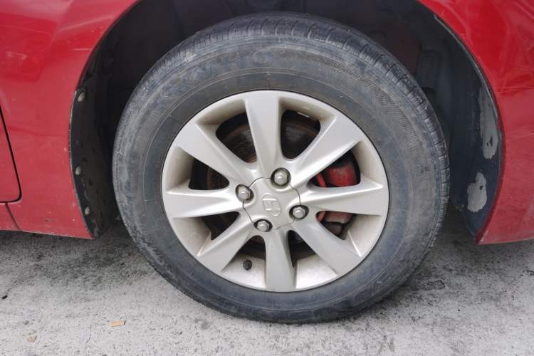 Used Hyundai Verna (older generation) 2011 Hatchback 1.4L Manual Standard GL Model Right Front Wheel Hub