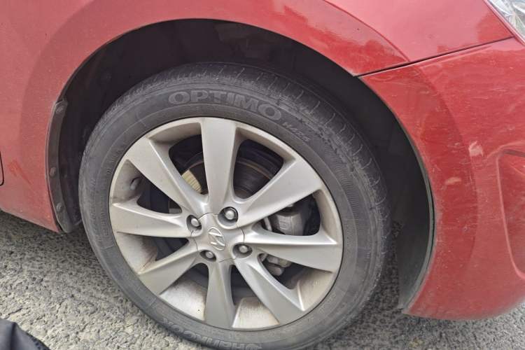 Used Hyundai Verna (older generation) 2011 Hatchback 1.4L Automatic Luxury GLS Model Right Front Wheel Hub
